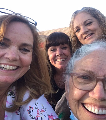 Melinda Sammons (bottom right) with her three daughters