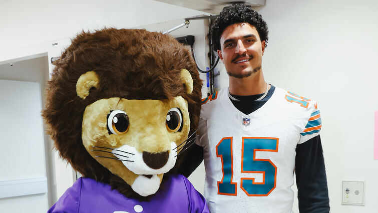 NFL Miami Dolphins linebacker Jaelan Phillips takes photos with Luke the Lion during his visit to Loma Linda University Children’s Hospital NFL Miami Dolphins linebacker Jaelan Phillips takes photos with Luke the Lion during his visit to Loma Linda University Children’s Hospital