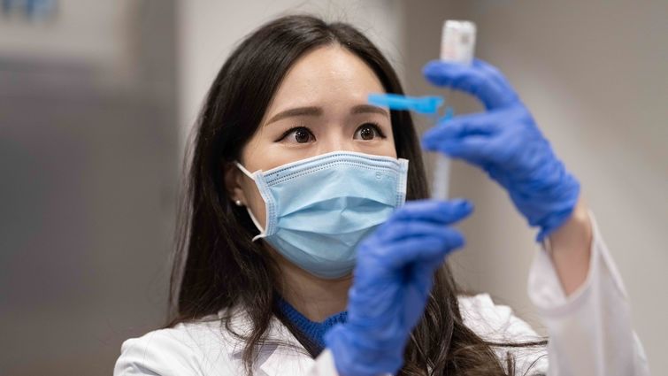 LLU health worker prepares to inject a dose of the COVID-19 mRNA vaccine.