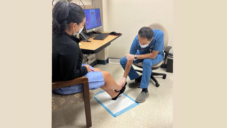 Dr. Mohammed Reza Amini consults a patient about chronic venous insufficiency.