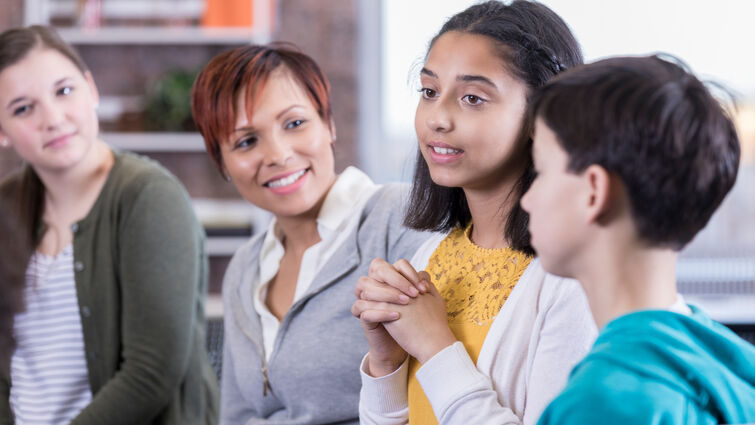 Therapist facilitates group discussion with youth and their parents