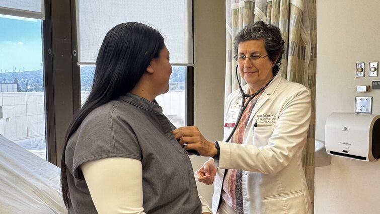 Dr. Liset Stoletniy examines a patient to assess the overall health of the heart and identify any potential problems. A doctor examines a patient's heart using a stethoscope.
