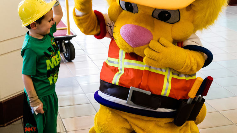LLUCH patient Shawn Grace, 4, enjoyed meeting Luke the Lion in the hospital lobby, Monday, June 20. (Photo courtesy of Don Finch)