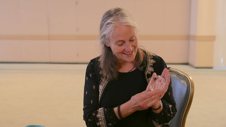 Elisabeth Longo receiving plaque