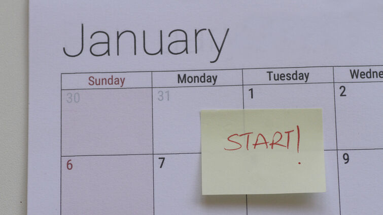 Post-it note on calendar saying "Start!"