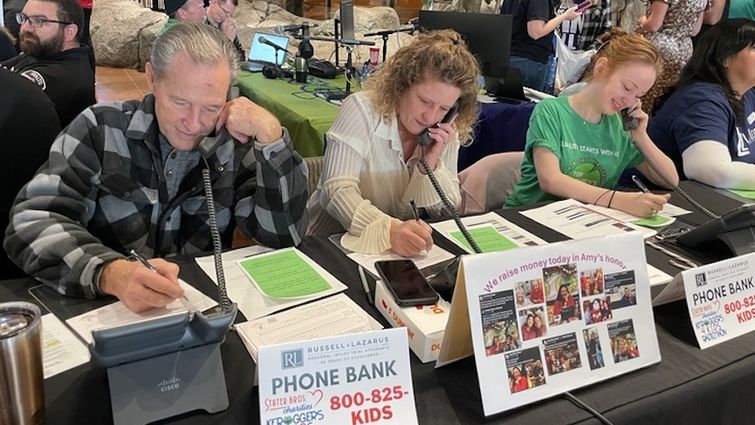 Volunteers at radiothon answering phone calls