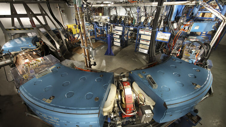 Proton beam accelerator