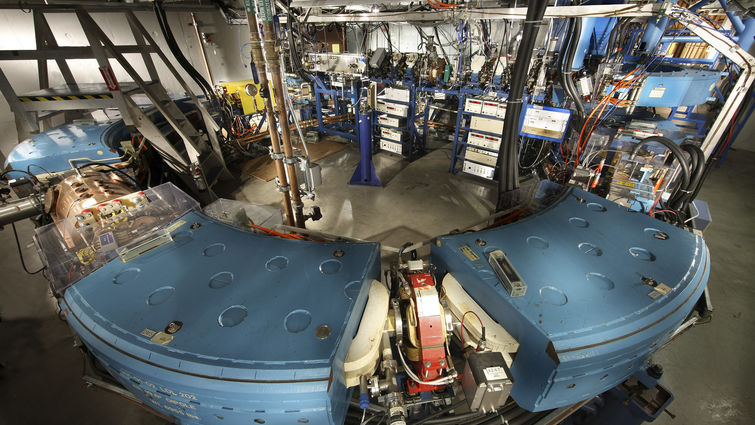 Proton beam accelerator Proton beam accelerator
