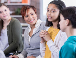Therapist facilitates group discussion with youth and their parents