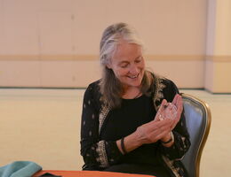 Elisabeth Longo receiving plaque
