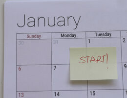 Post-it note on calendar saying "Start!"