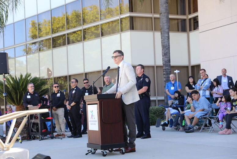 Peter Baker speaks to audience and thanks officers