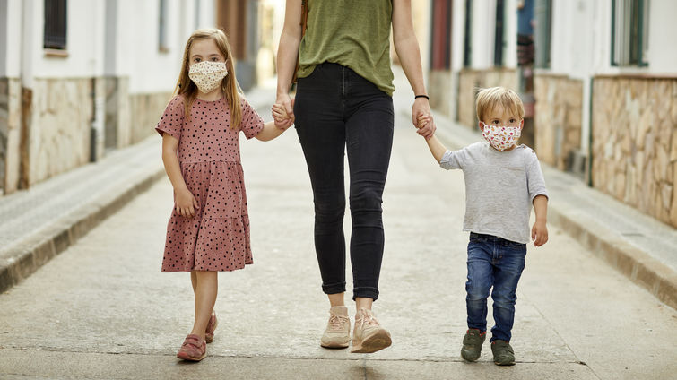 Die New York Times erklärt, das Tragen von Masken trage zur „Umprogrammierung“ von Kindern bei