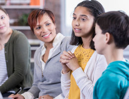 Therapist facilitates group discussion with youth and their parents