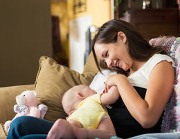A guide to breastfeeding during the first few weeks