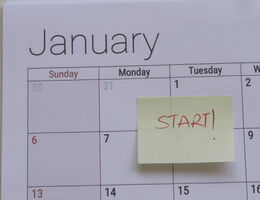 Post-it note on calendar saying "Start!"