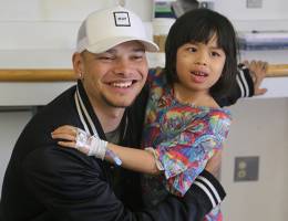 Country artist Kane Brown visits Children’s Hospital patients