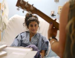 Country artist Lindsay Ell visits, sings for patients